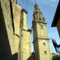 Le clocher baroque de la cathédrale de Santo Domingo de la Calzada, indépendant du bâtiment principal, se détache de la ligne d'horizon, et sert de point de repère à des kilomètres à la ronde. On trouve également de nombreux restaurants à Santo Domingo de